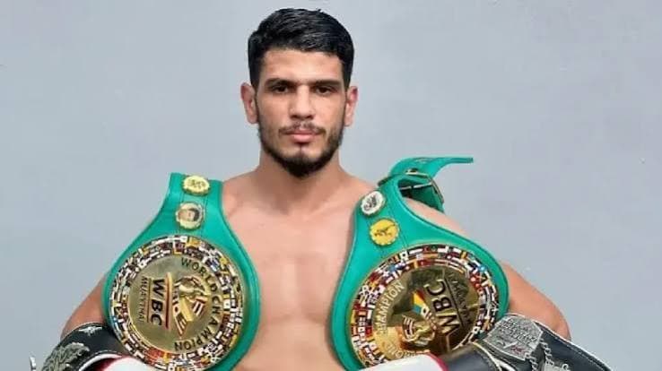 Youssef Boughanem avec deux ceintures WBC Muaythai