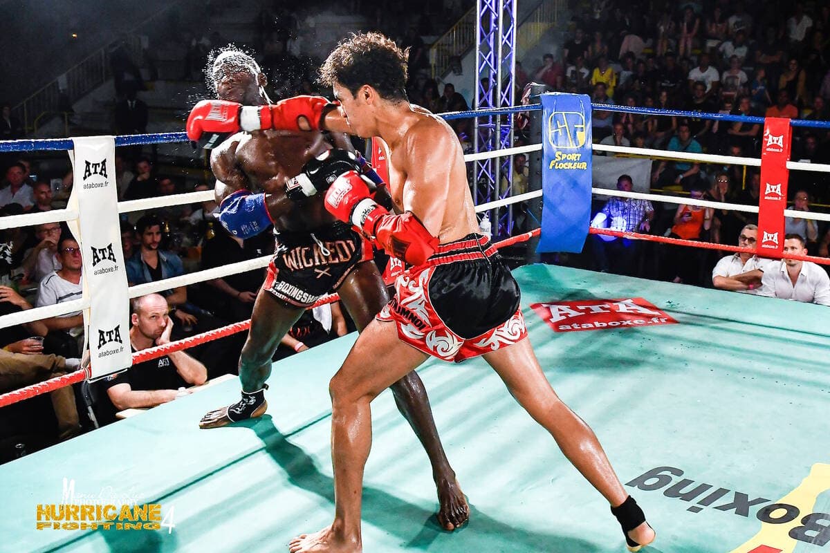 Deux combattants au contact, coup de poing porté dans le ring