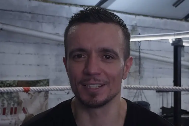 Coach Renaud — pieds-poings